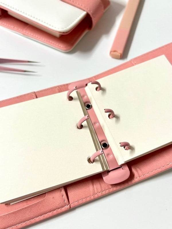 Mini Boy Beyaz Pembe Mıknatıslı PU Deri Kapaklı 80 Yaprak Sürdürülebilir Ajanda/Planner/Binder Defter(Çizgisiz, Değiştirilebilir Sayfa)