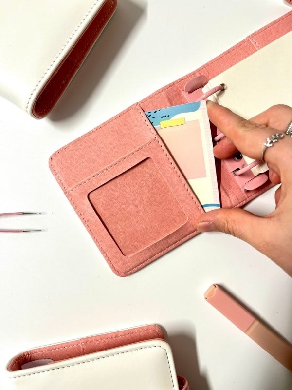 Mini Boy Beyaz Pembe Mıknatıslı PU Deri Kapaklı 80 Yaprak Sürdürülebilir Ajanda/Planner/Binder Defter(Çizgisiz, Değiştirilebilir Sayfa)