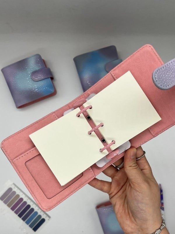 Mini Boy Mavi Mor Tonları Mıknatıslı PU Deri Kapaklı Sürdürülebilir Ajanda/ Planner/ Binder Defter 80 Yaprak (Çizgisiz, Değiştirilebilir Sayfa)
