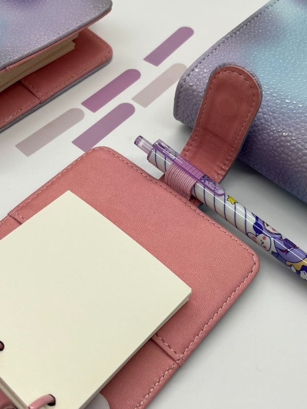 Mini Boy Mavi Mor Tonları Mıknatıslı PU Deri Kapaklı Sürdürülebilir Ajanda/ Planner/ Binder Defter 80 Yaprak (Çizgisiz, Değiştirilebilir Sayfa)