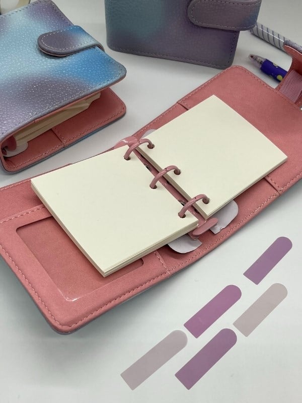 Mini Boy Mavi Mor Tonları Mıknatıslı PU Deri Kapaklı Sürdürülebilir Ajanda/ Planner/ Binder Defter 80 Yaprak (Çizgisiz, Değiştirilebilir Sayfa)
