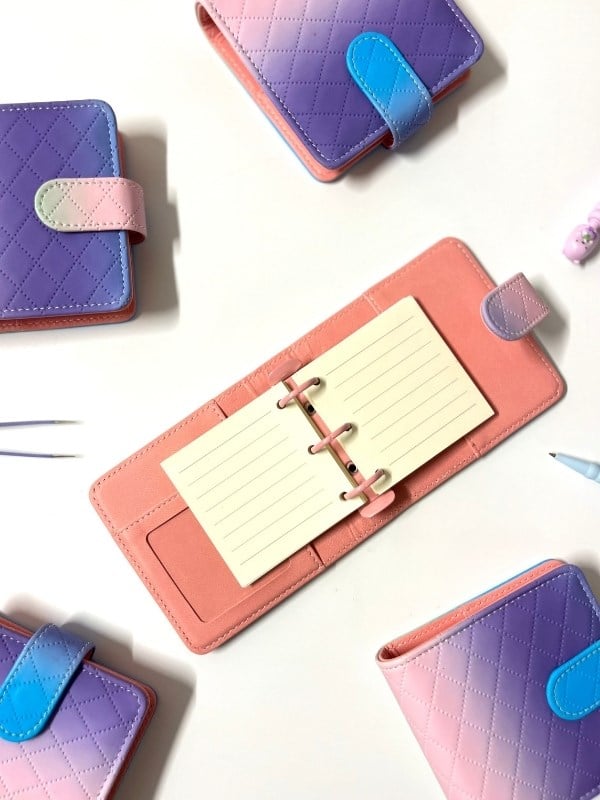 Mini Boy Mor Pembe Tonlarda Mıknatıslı PU Deri Kapaklı 80 Yaprak Sürdürülebilir Ajanda/Planner/Binder Defter(Çizgili, Değiştirilebilir Sayfa)