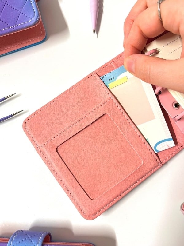 Mini Boy Mor Pembe Tonlarda Mıknatıslı PU Deri Kapaklı 80 Yaprak Sürdürülebilir Ajanda/Planner/Binder Defter(Çizgili, Değiştirilebilir Sayfa)