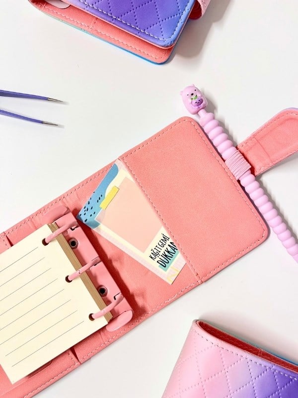 Mini Boy Mor Pembe Tonlarda Mıknatıslı PU Deri Kapaklı 80 Yaprak Sürdürülebilir Ajanda/Planner/Binder Defter(Çizgili, Değiştirilebilir Sayfa)