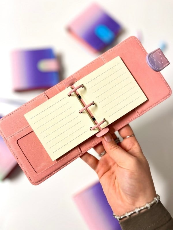 Mini Boy Mor Pembe Tonlarda Mıknatıslı PU Deri Kapaklı 80 Yaprak Sürdürülebilir Ajanda/Planner/Binder Defter(Çizgili, Değiştirilebilir Sayfa)
