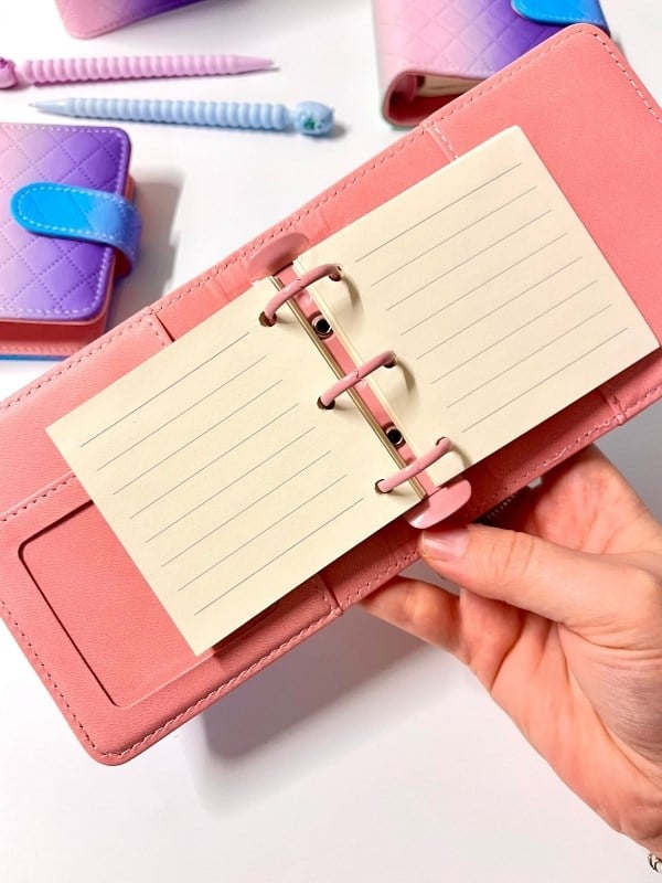 Mini Boy Mor Pembe Tonlarda Mıknatıslı PU Deri Kapaklı 80 Yaprak Sürdürülebilir Ajanda/Planner/Binder Defter(Çizgili, Değiştirilebilir Sayfa)