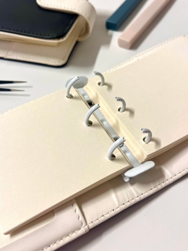 Mini Boy Siyah Beyaz Mıknatıslı PU Deri Kapaklı 80 Yaprak Sürdürülebilir Ajanda/Planner/Binder Defter(Çizgisiz, Değiştirilebilir Sayfa)