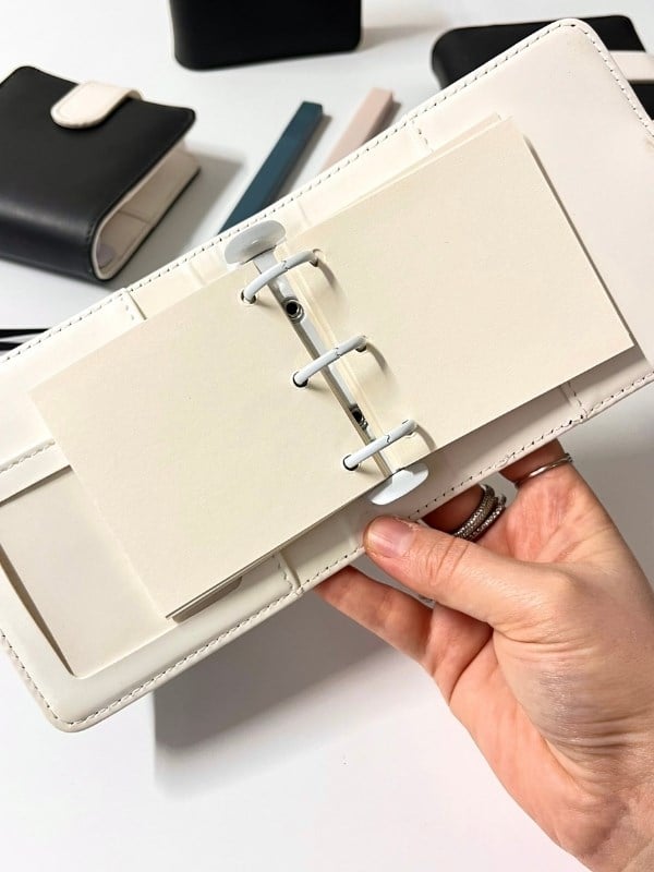 Mini Boy Siyah Beyaz Mıknatıslı PU Deri Kapaklı 80 Yaprak Sürdürülebilir Ajanda/Planner/Binder Defter(Çizgisiz, Değiştirilebilir Sayfa)