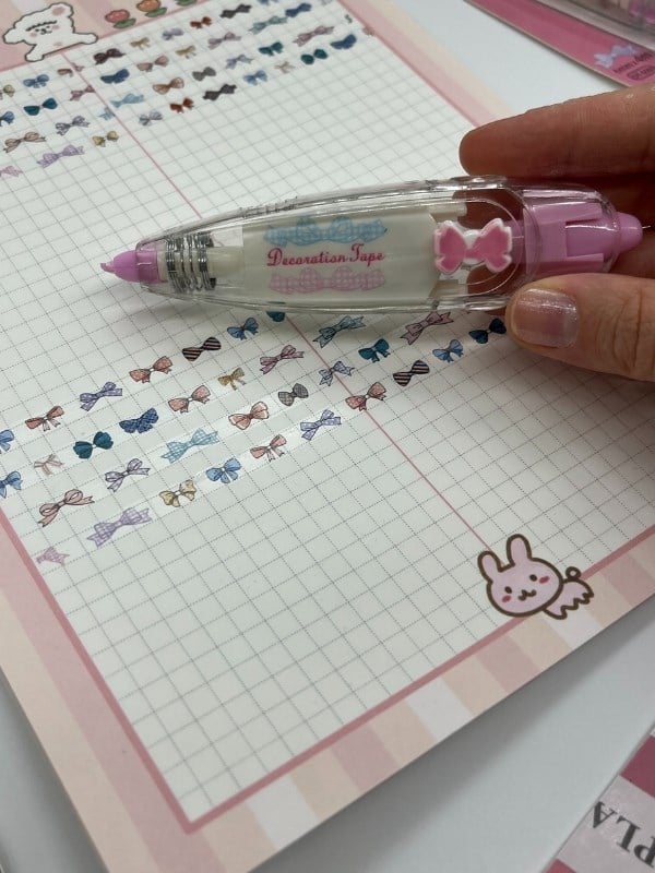 Pembe Kurdele Desenli Süsleme Bandı/Tipeks/Tipex/Şerit Daksil/Düzeltme Bandı/Şerit Düzeltici