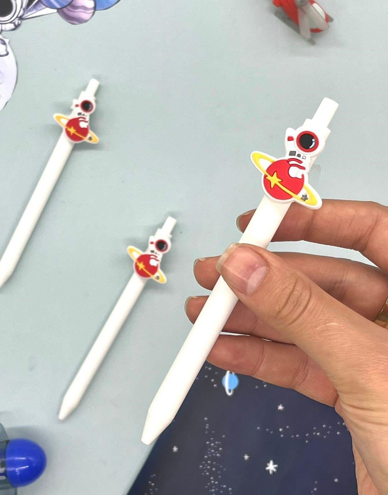 Sevimli Astronot ve Satürn 0,5 Uçlu Üstten Basmalı Beyaz Jel Kalem