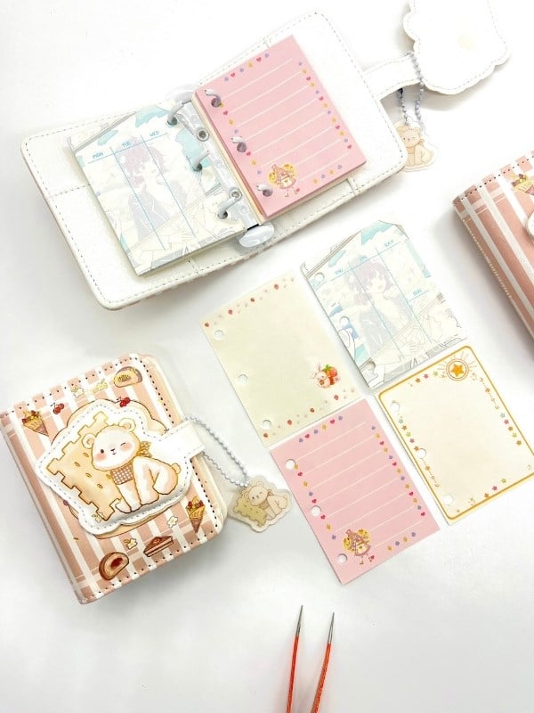 Sevimli Ayıcık ve Tatlı Temalı Charmlı Mini Planlayıcı Spiralli Defter/80 Yaprak/Mıknatıs Ajanda