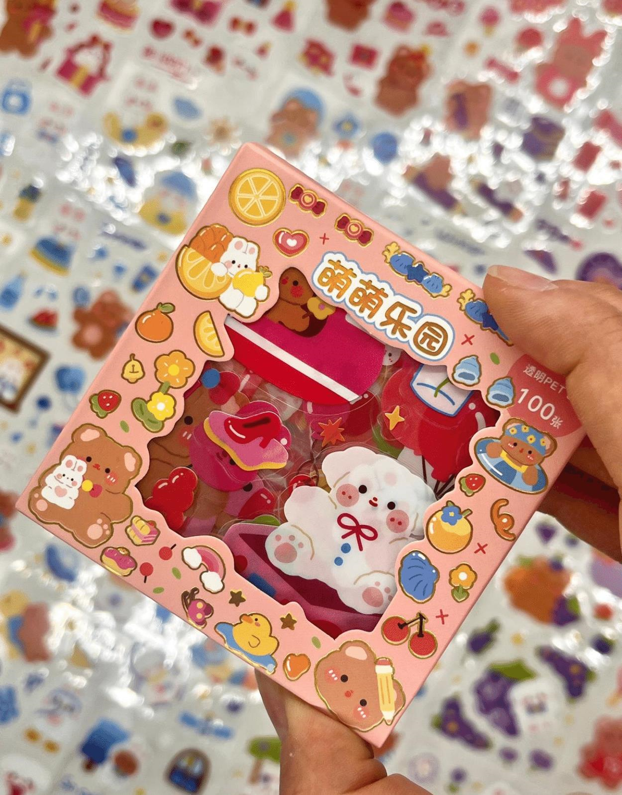 Sevimli Ayıcık ve Tavşancık Keşifte 100 Yaprak 500 Adet Pembe Mini Kutu Şeffaf Pet Sticker Seti / Etiket/ Çıkartma/ Su Geçirmez