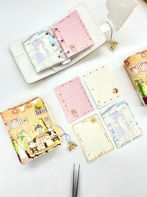 Sevimli Hayvanlar ve Kafe Temalı Charmlı Mini Planlayıcı Spiralli Defter/80 Yaprak/Mıknatıslı Ajanda