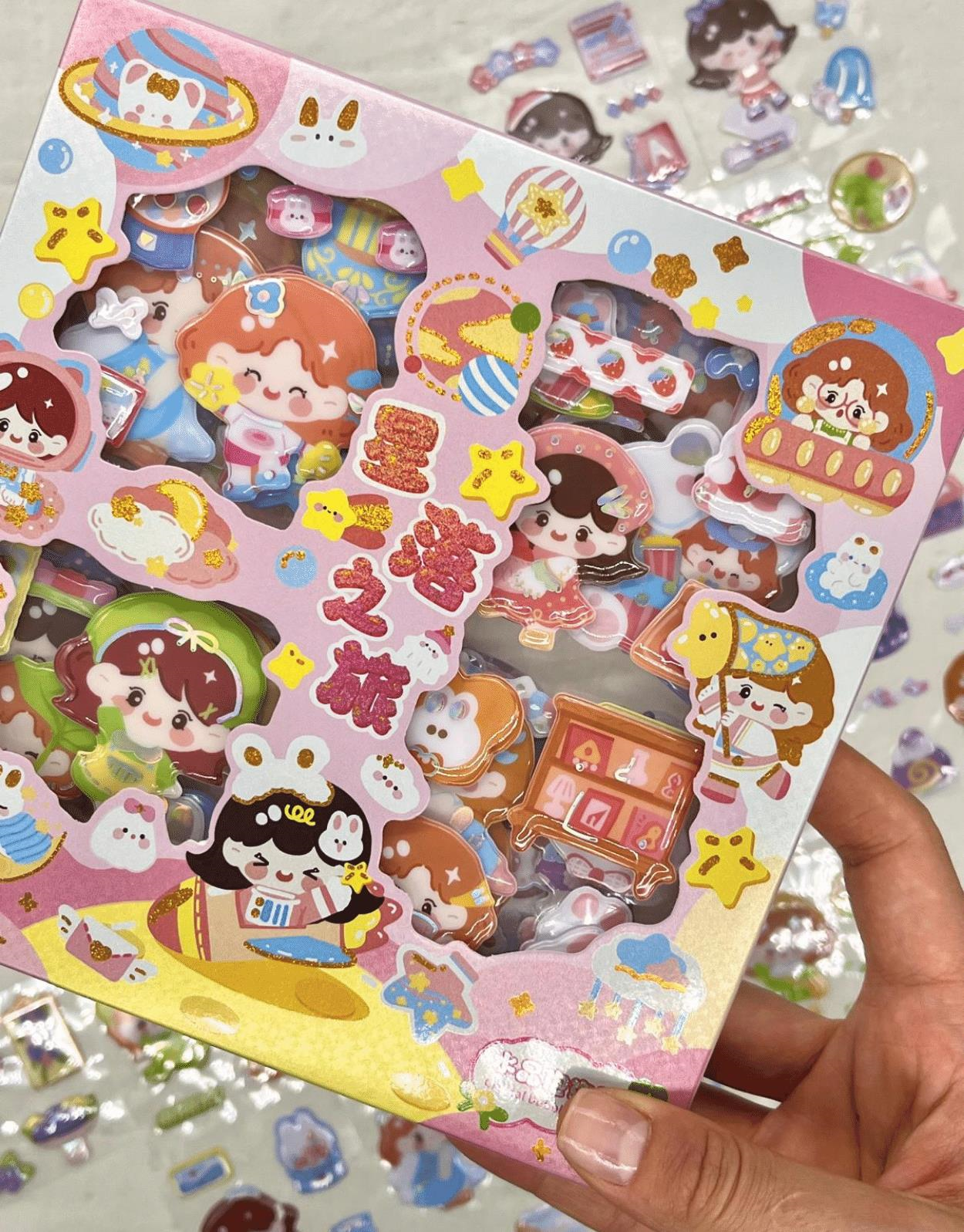 Sevimli Kız ve Dostları 3 Bölümlü 18 Yaprak Pembe Kutu Kabartmalı Sticker Seti / Su Geçirmez