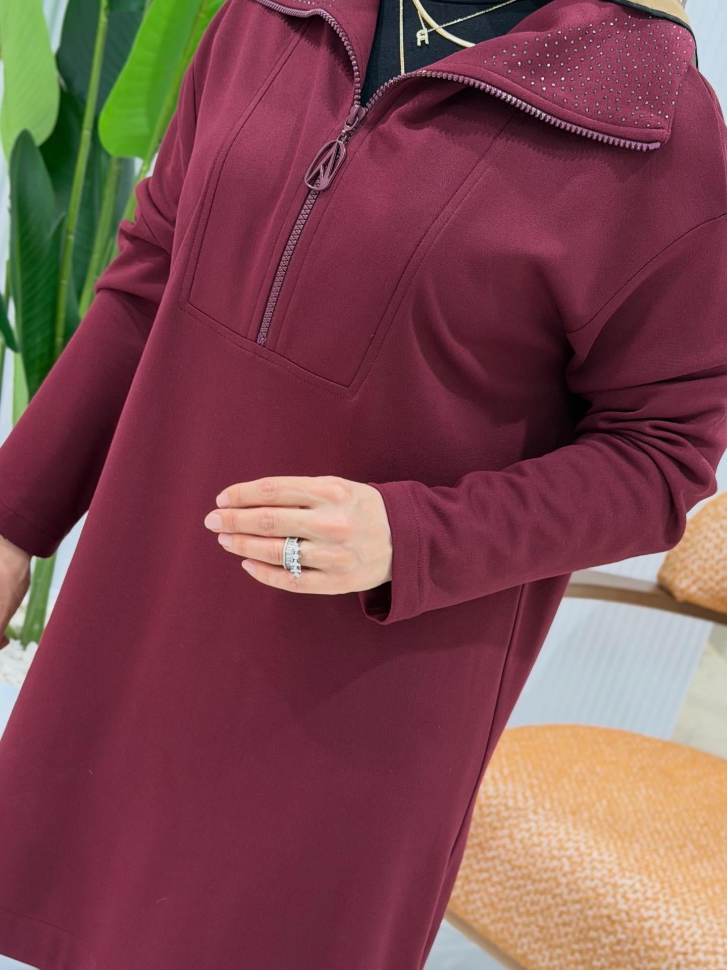 ARMİNE TREND YAKA TAŞ İŞLEMELİ YARIM FERMUARLI TUNİK MÜRDÜM- 25K406