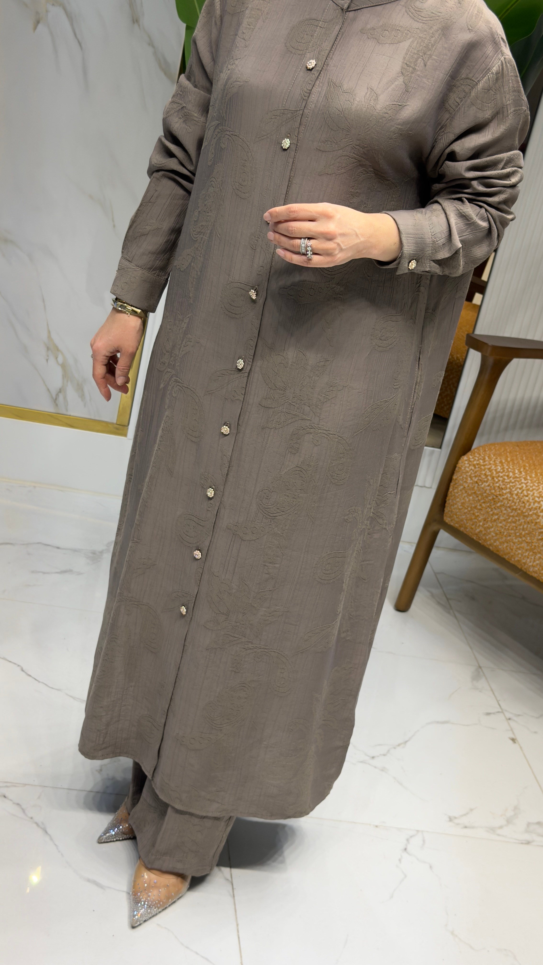 KADO 263264 KENDİNDEN DESENLİ ÖNÜ DÜĞMELİ UZUN TUNİK VE PANTOLON İKİLİ TAKIM KOYU VİZON