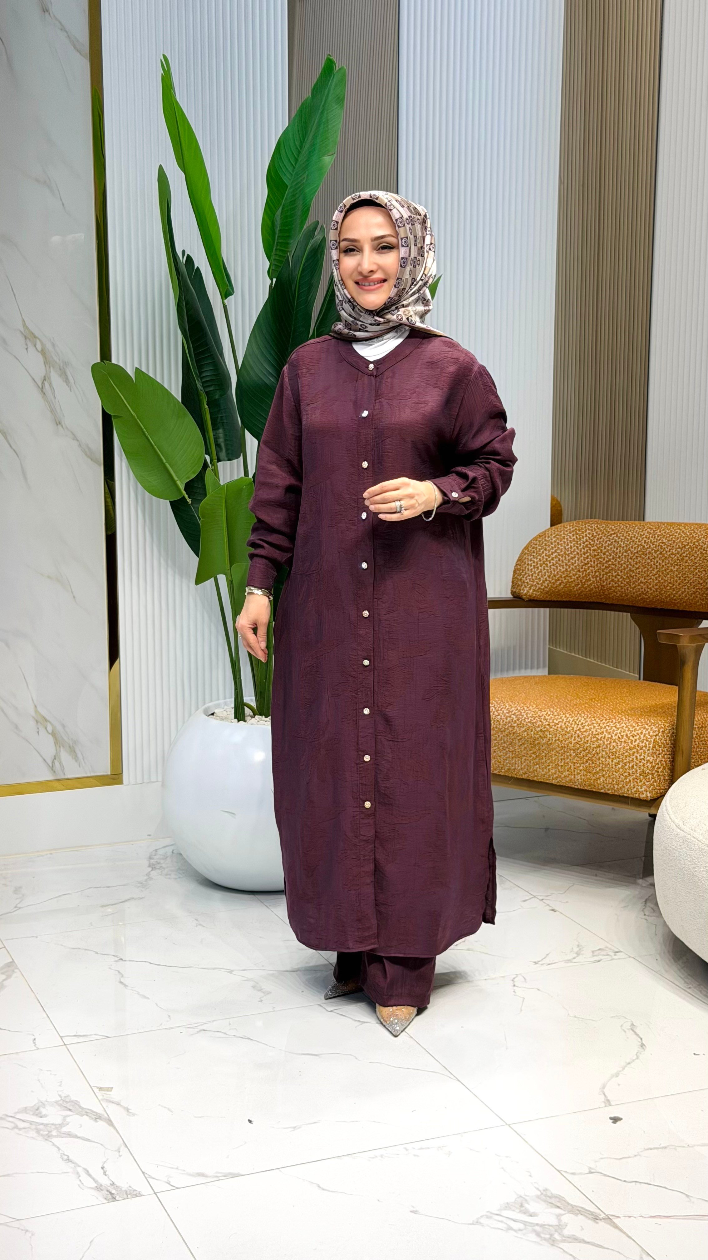 KADO 263264 KENDİNDEN DESENLİ ÖNÜ DÜĞMELİ UZUN TUNİK VE PANTOLON İKİLİ TAKIM MÜRDÜM