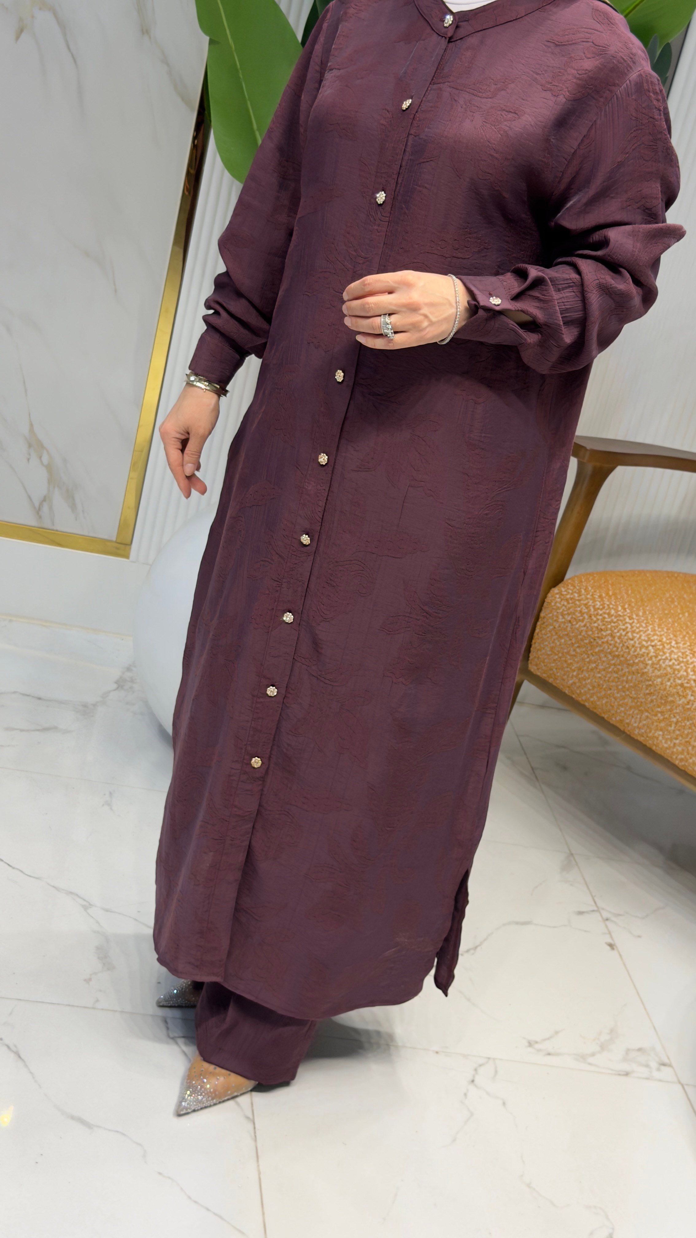 KADO 263264 KENDİNDEN DESENLİ ÖNÜ DÜĞMELİ UZUN TUNİK VE PANTOLON İKİLİ TAKIM MÜRDÜM