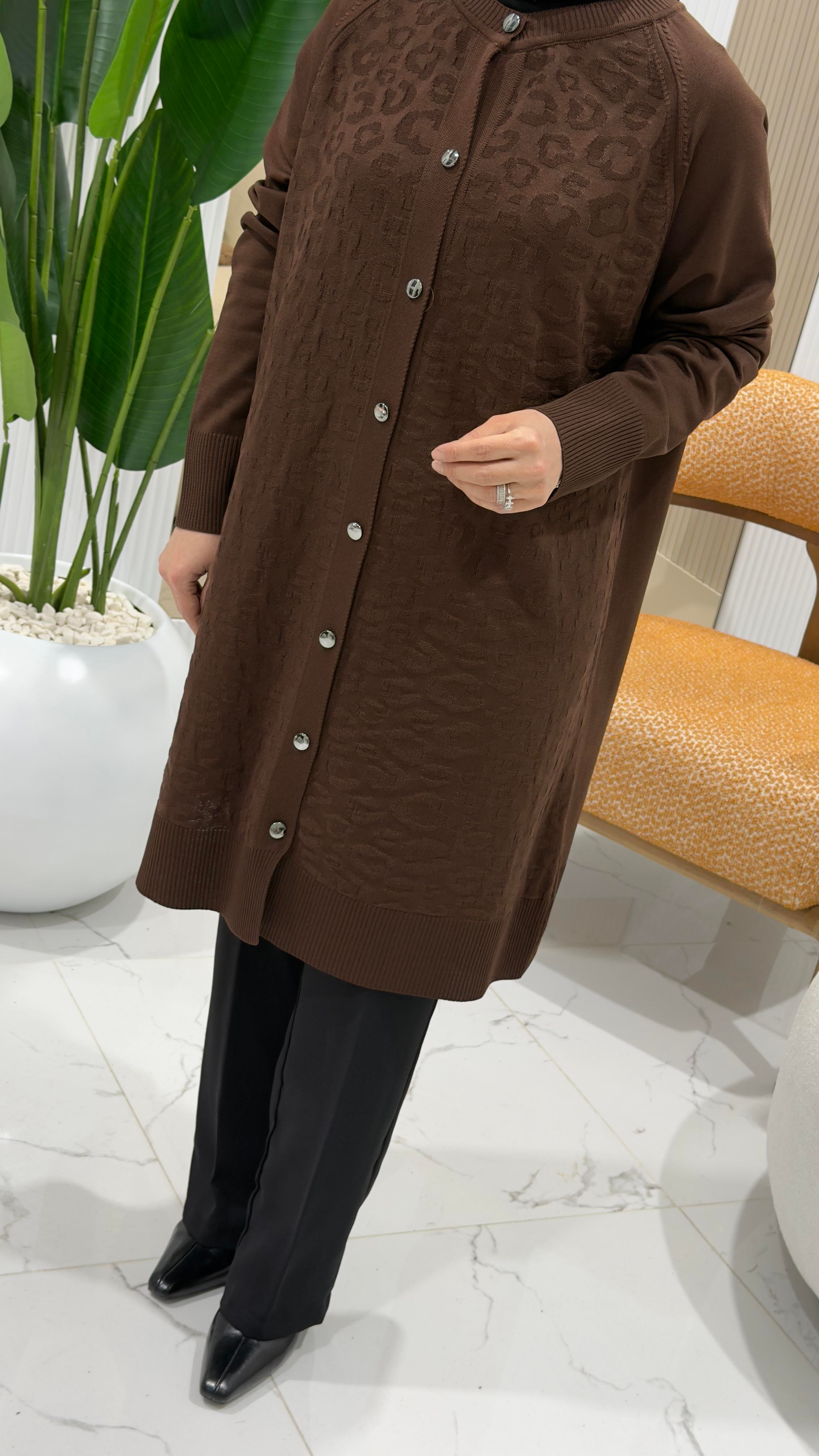 ÖNÜ DÜĞMELİ KENDİNDEN DESENLİ TRİKO HIRKA KAHVERENGİ- 2725127