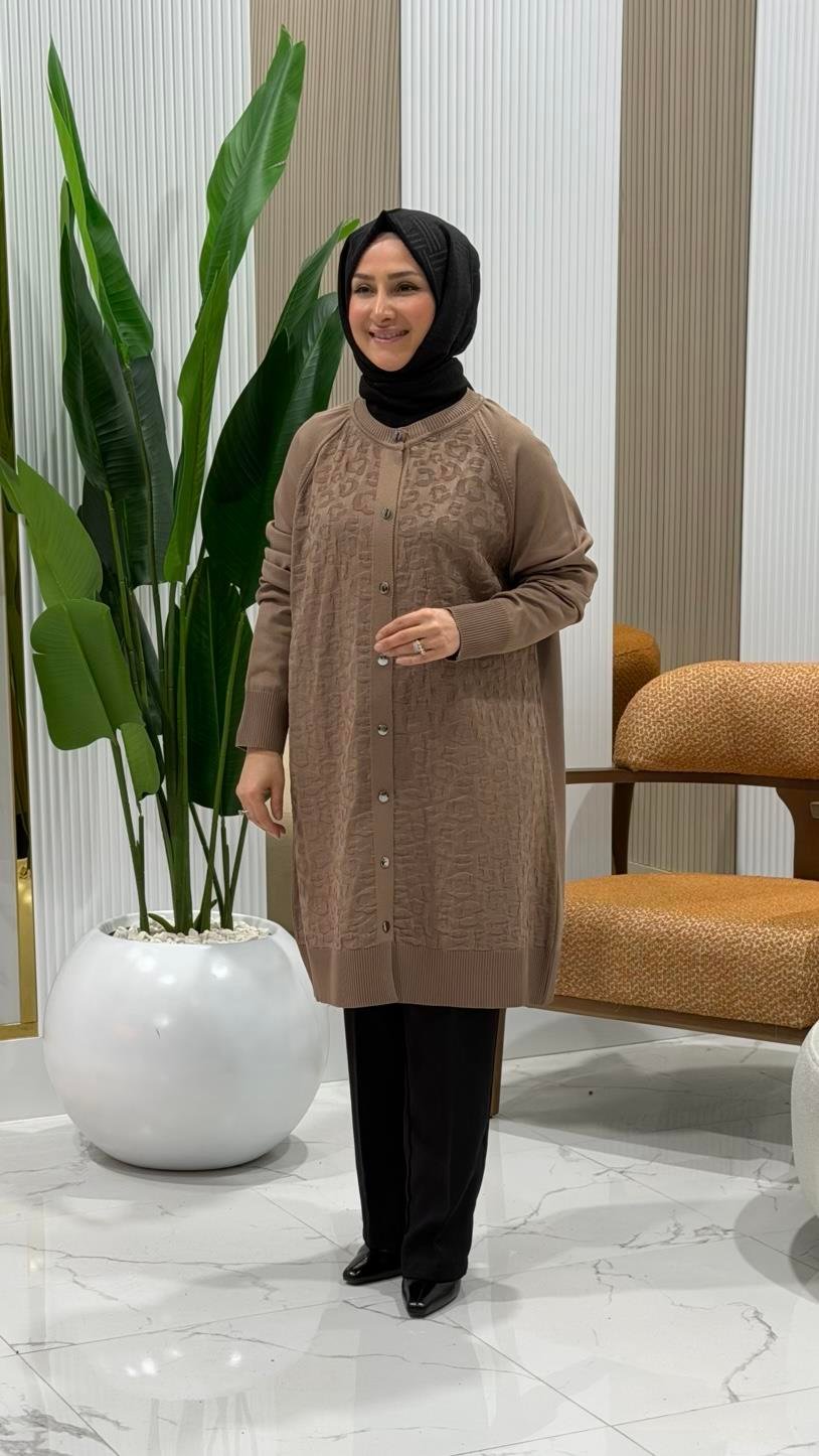 ÖNÜ DÜĞMELİ KENDİNDEN DESENLİ TRİKO HIRKA VİZON- 2725127