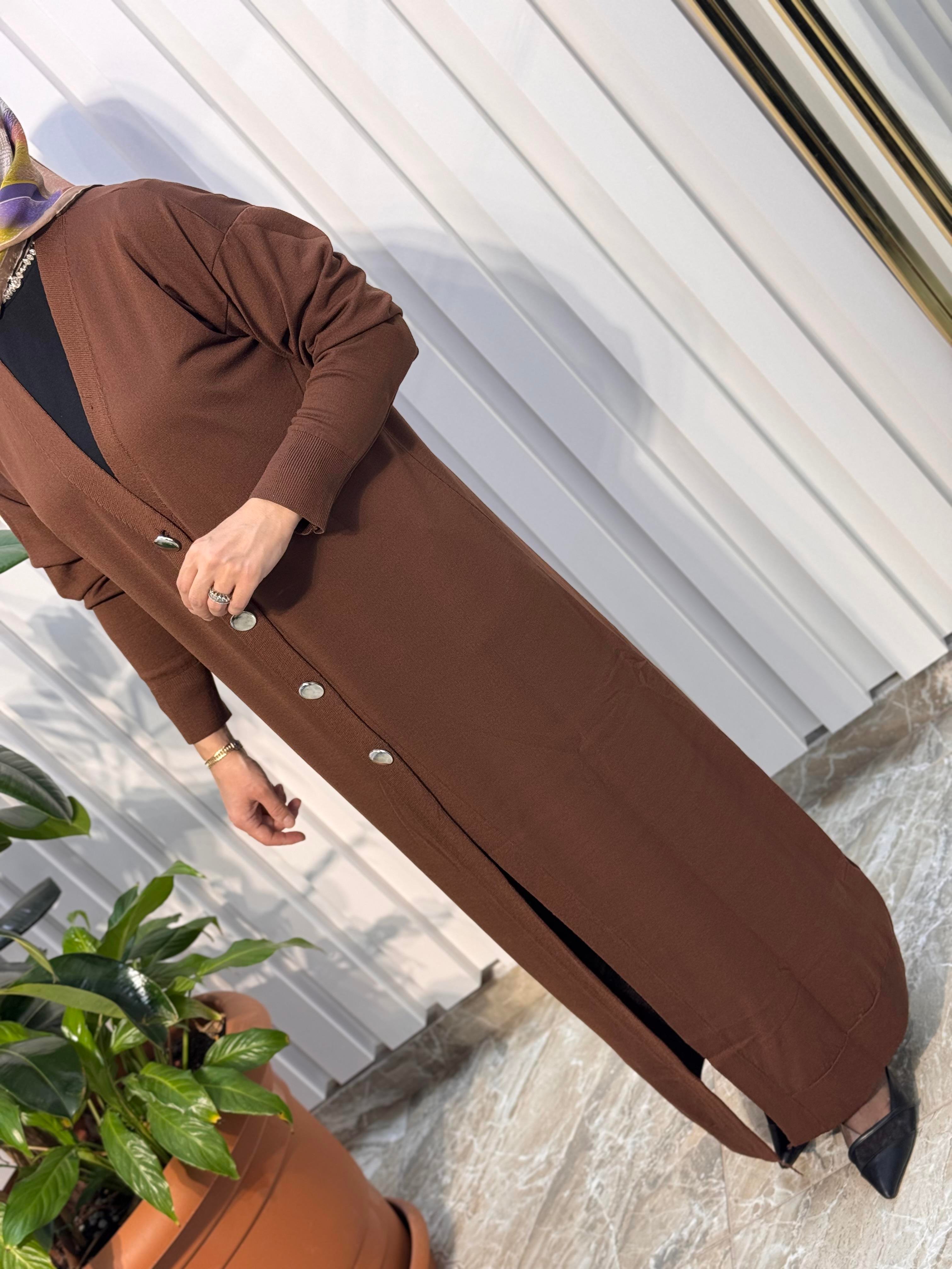 ÖNÜ DÜĞMELİ UZUN TRİKO HIRKA -9172