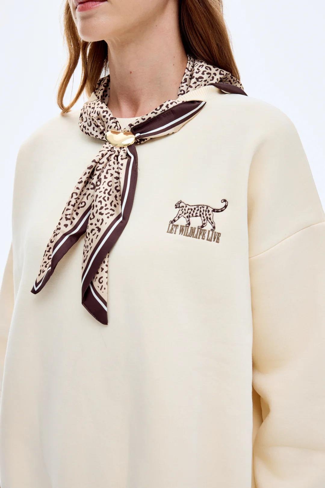 Fular ve Nakış Detaylı Sweatshirt