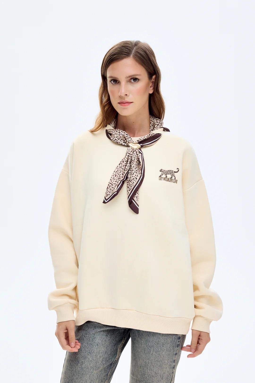 Fular ve Nakış Detaylı Sweatshirt