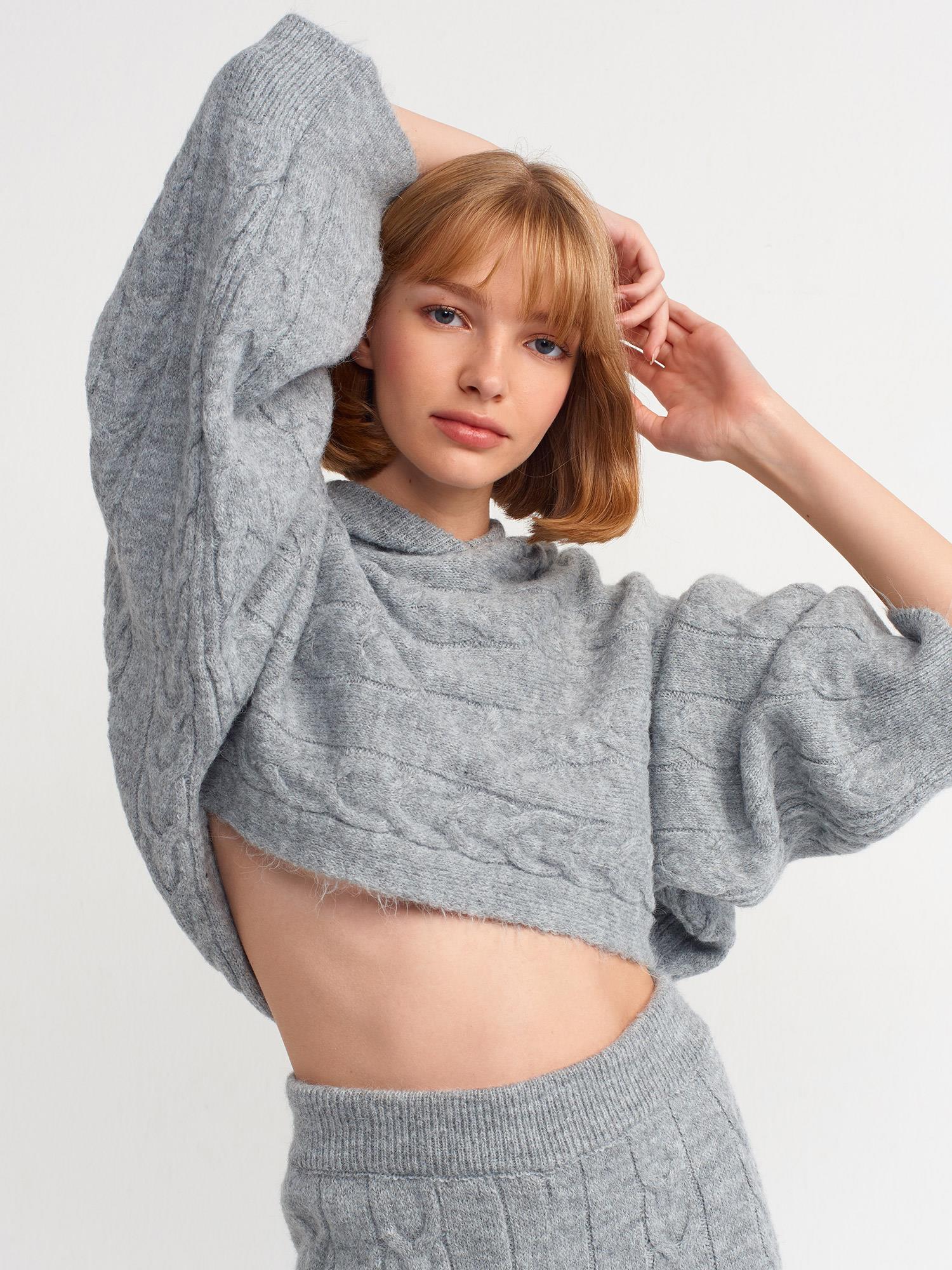 Kapşonlu Kimono Kol  Saç Örğülü Crop Kazak
