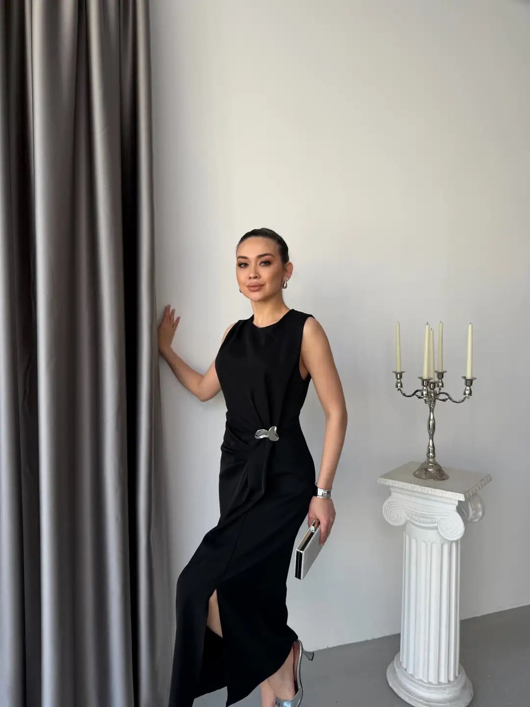 KOLSUZ YAN PİLELİ DETAYLI TOKALI ELBİSE