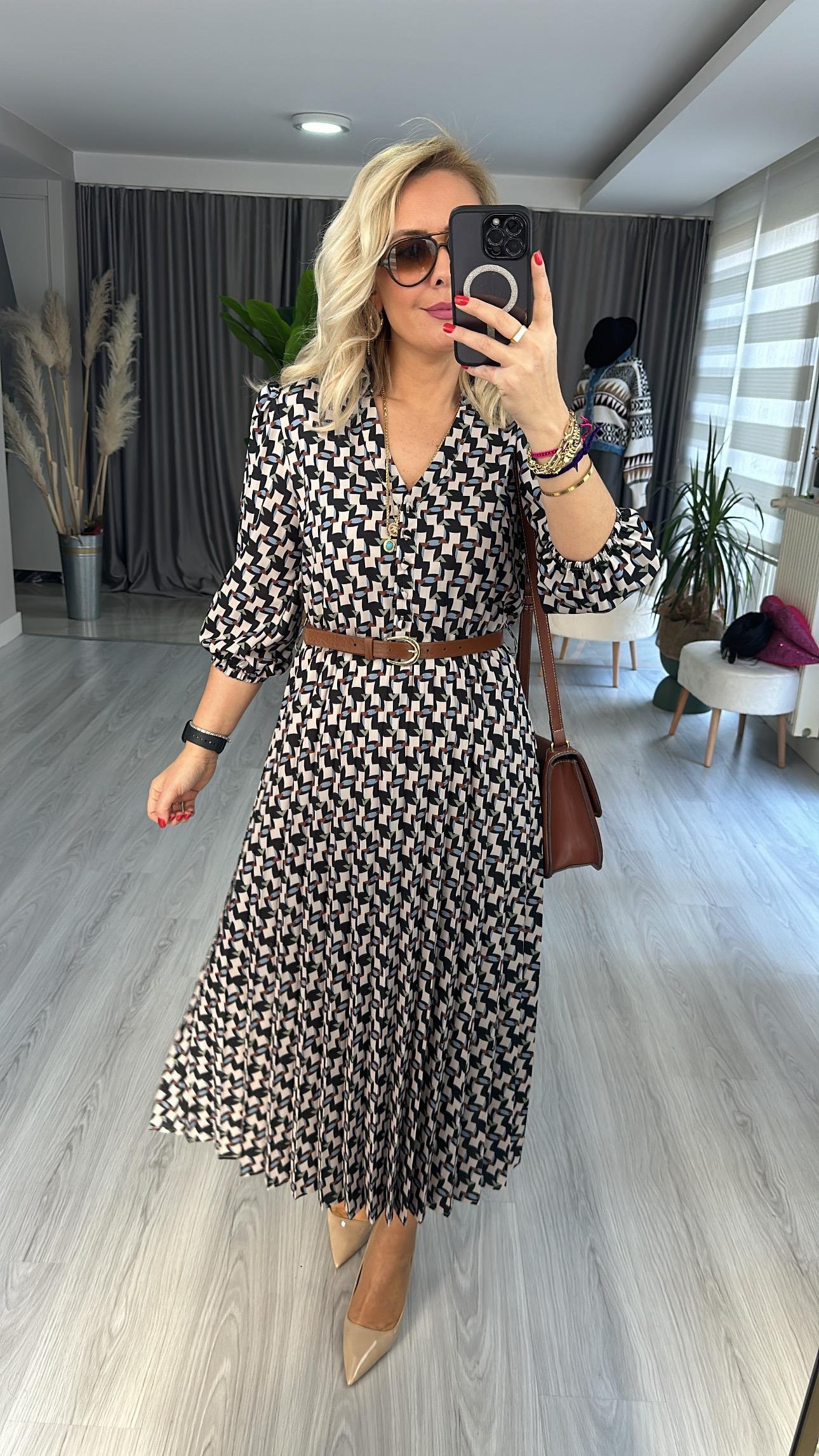 BEJ DESENLİ, ETEĞİ PİLİSELİ ELBİSE