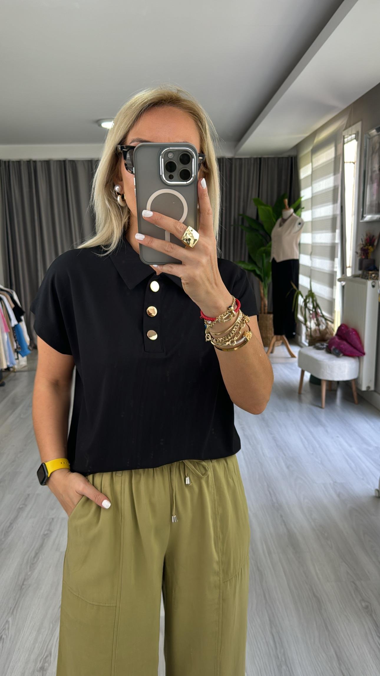 GOLD DÜĞMELİ MODAL SİYAH BLUZ