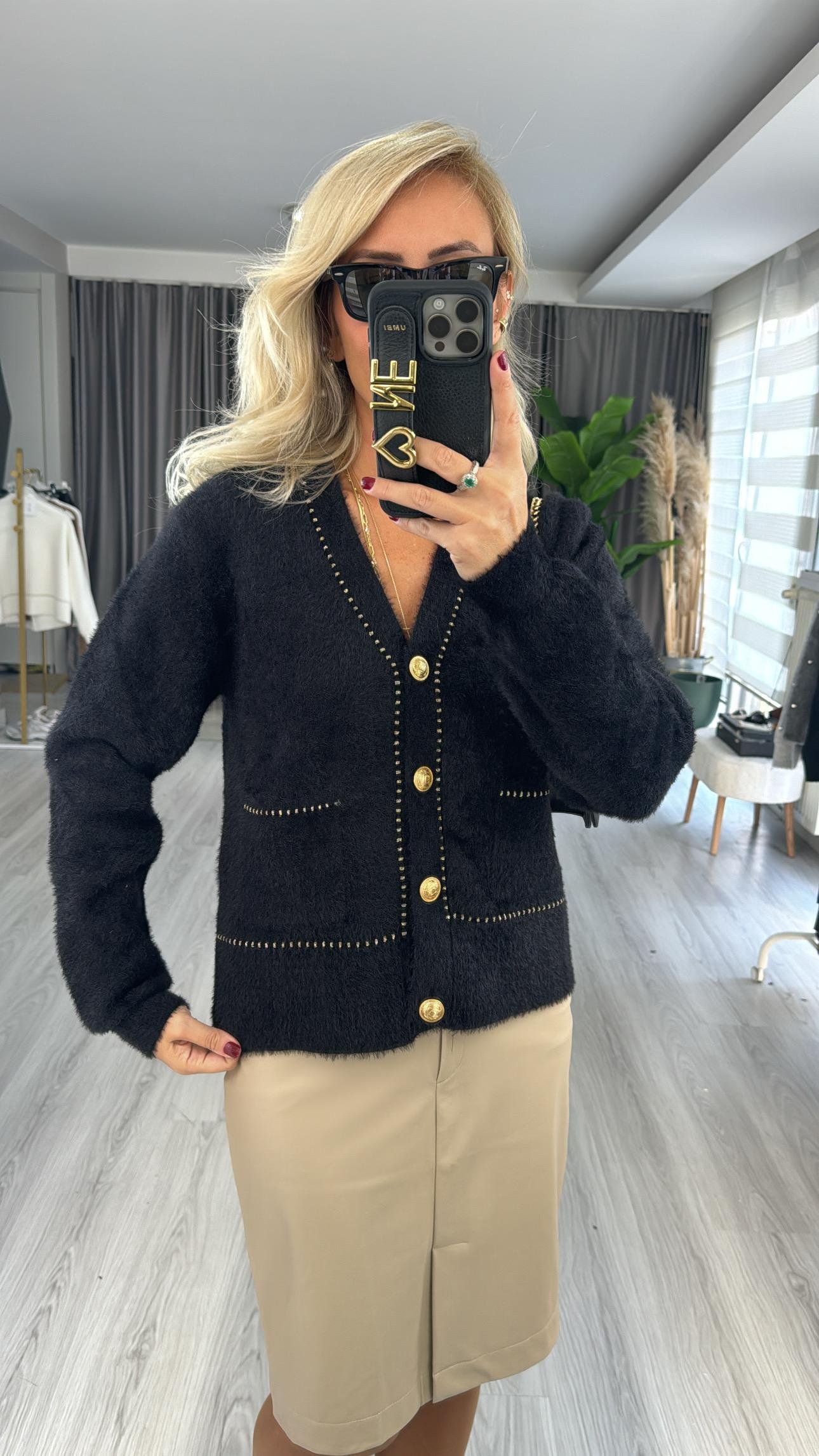 Gold Düğmeli, Sim Biyeli Siyah Triko Ceket