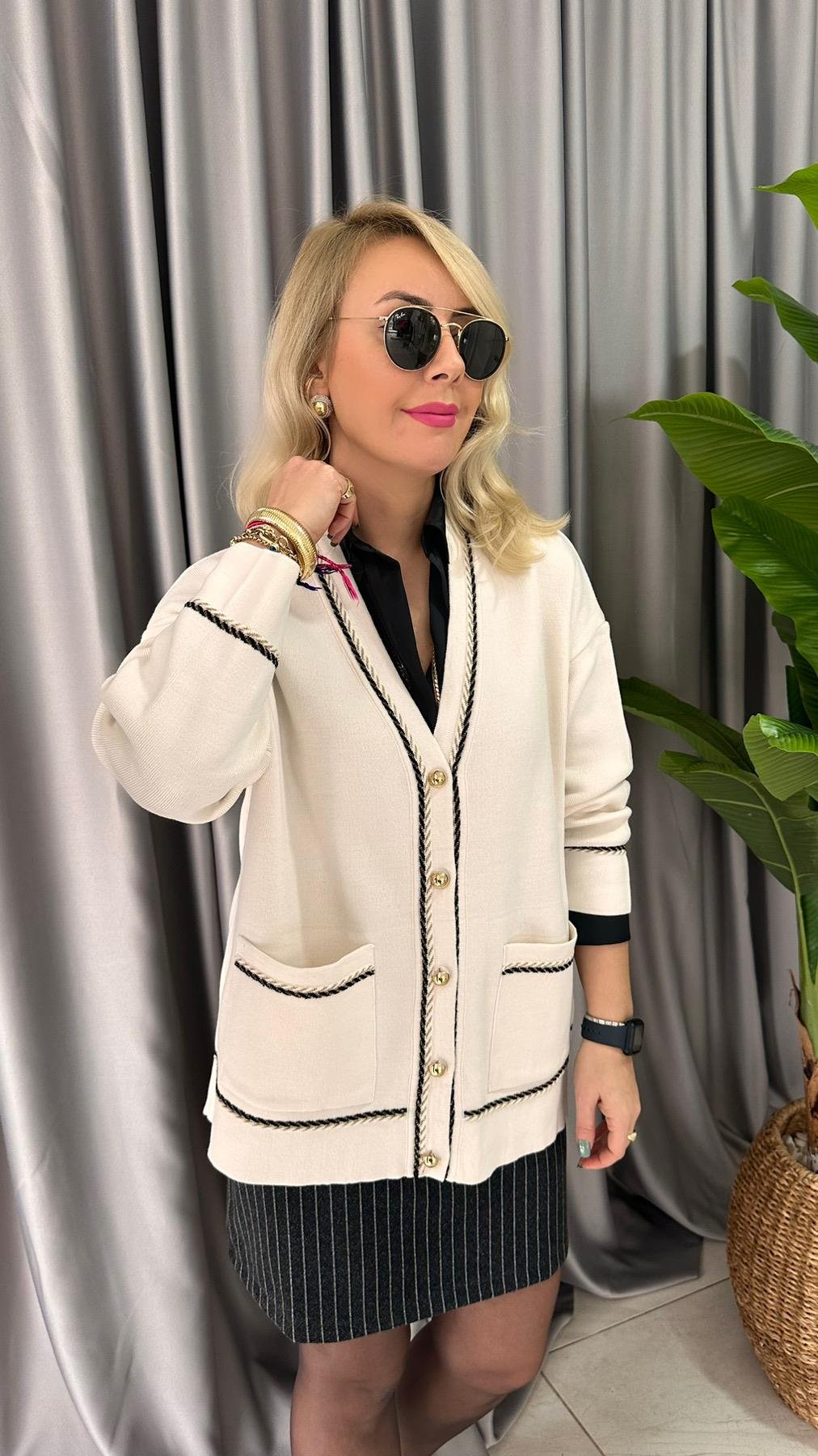 GOLD DÜĞMELİ, SİMLİ BAŞAK İŞLEMELİ EKRU TRİKO HIRKA