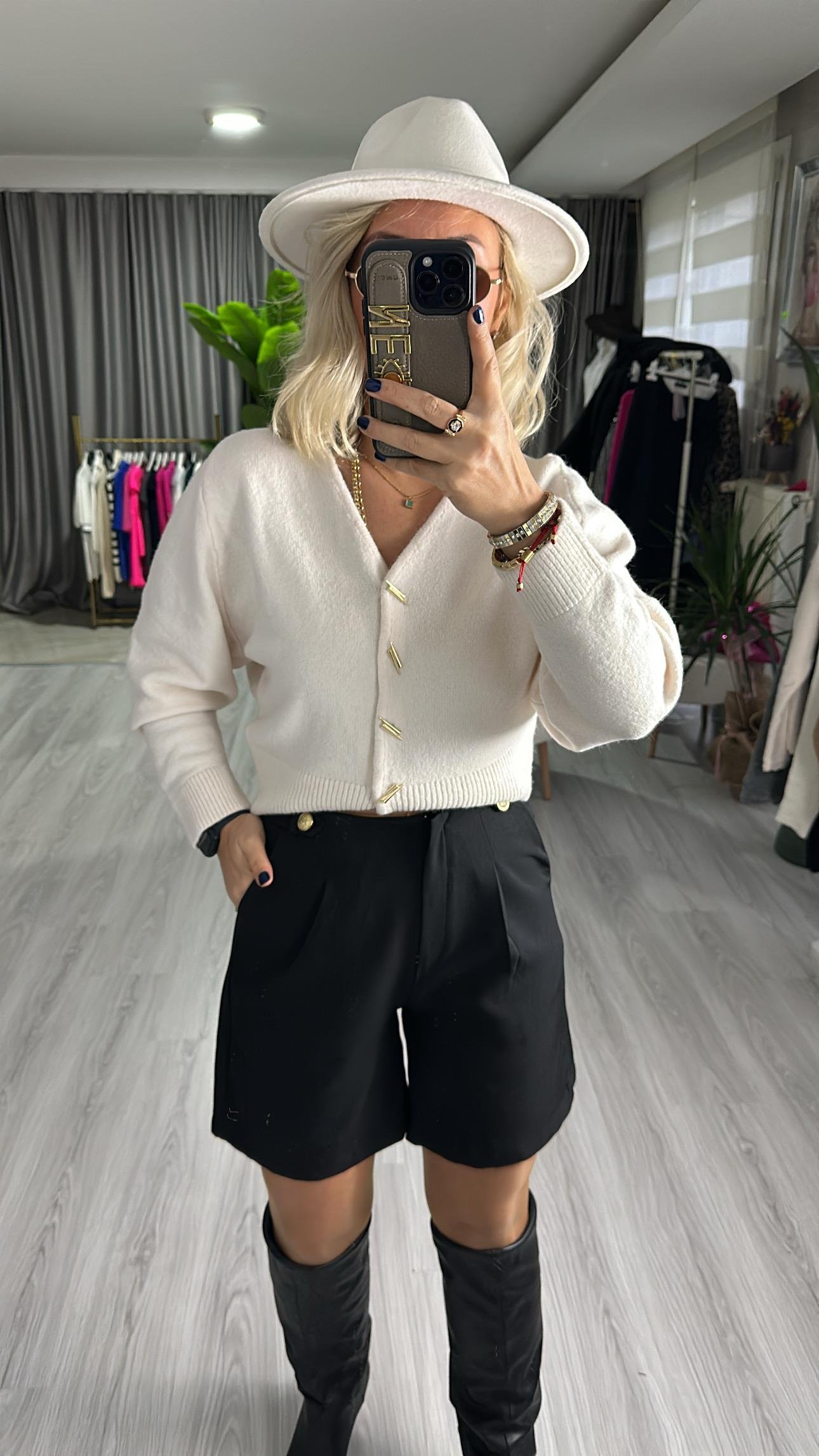 GOLD DÜĞMELİ SİYAH ŞORT