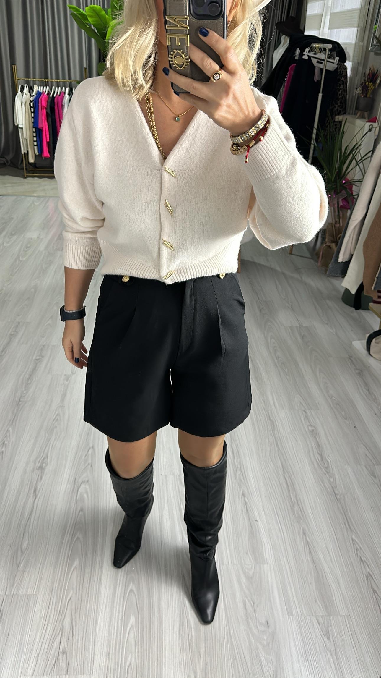 GOLD DÜĞMELİ SİYAH ŞORT