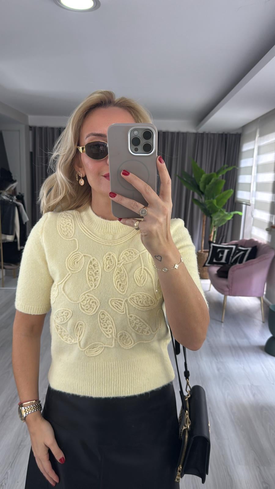 İşlemeli Yarım Kol Sarı Triko