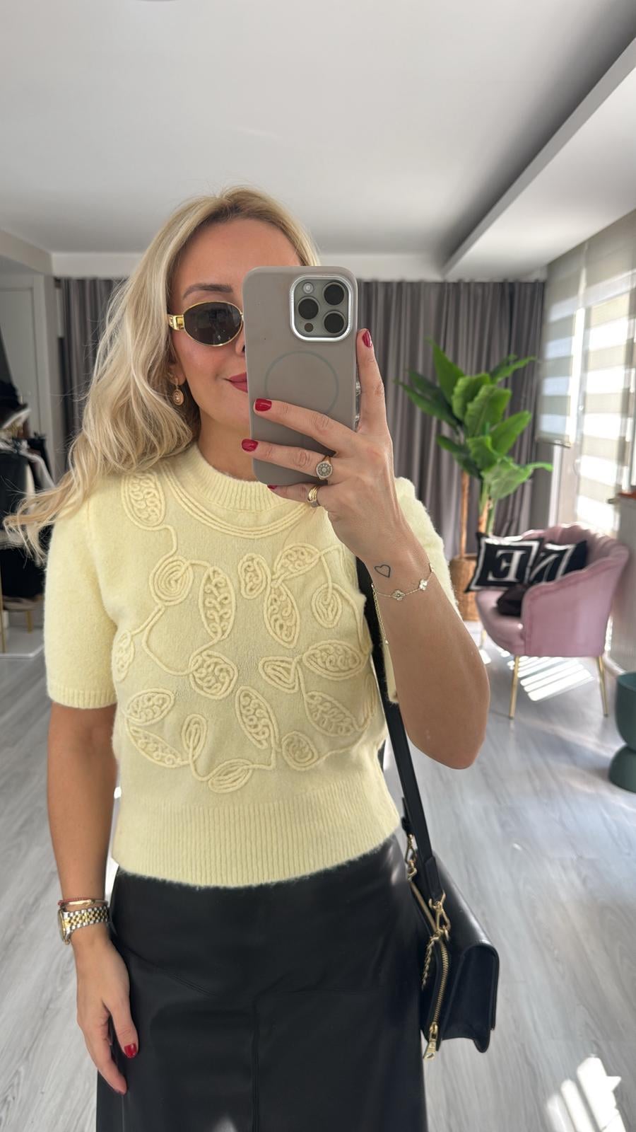 İşlemeli Yarım Kol Sarı Triko