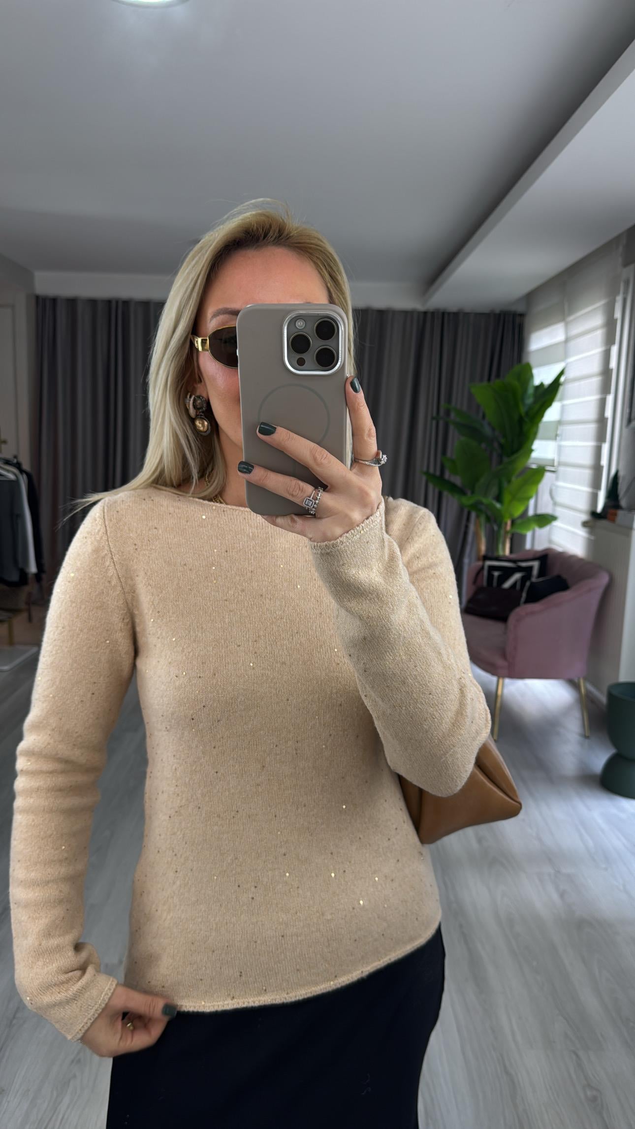 Kayık Yaka Pullu Simli Bej Triko