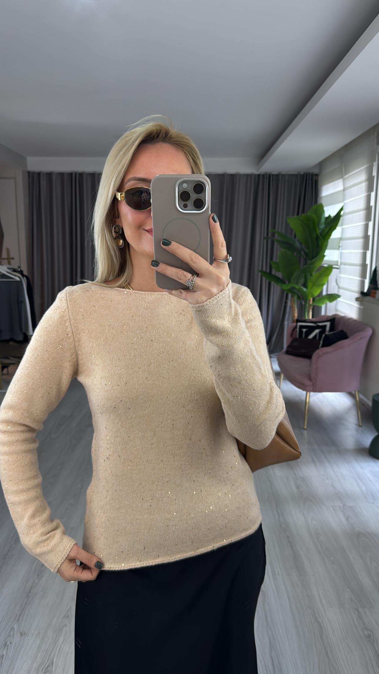 Kayık Yaka Pullu Simli Bej Triko