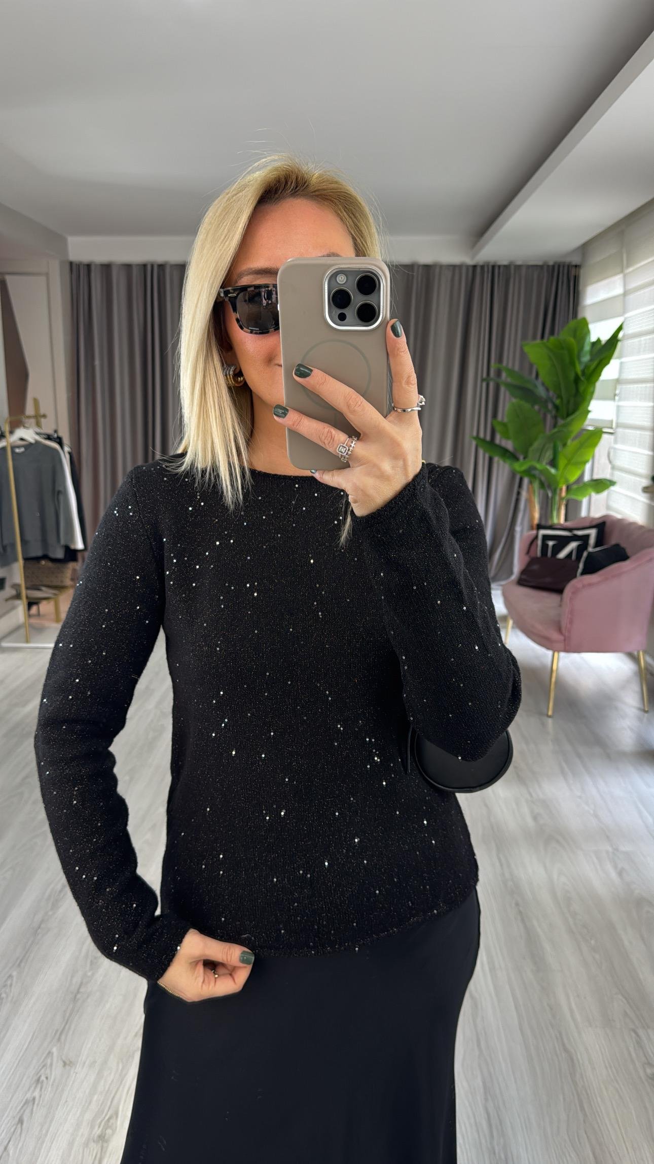 Kayık Yaka Pullu Simli Siyah Triko