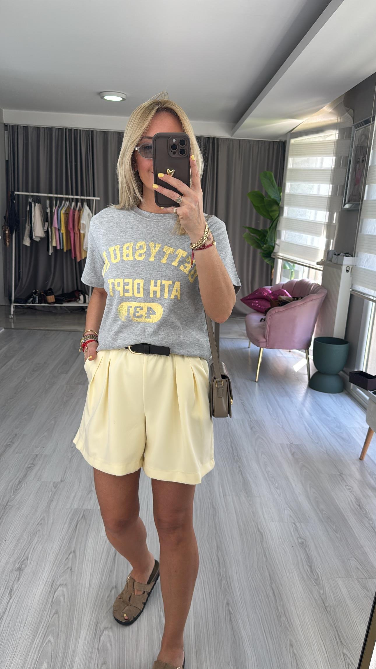 Kemerli Şehir Boy Sarı Şort