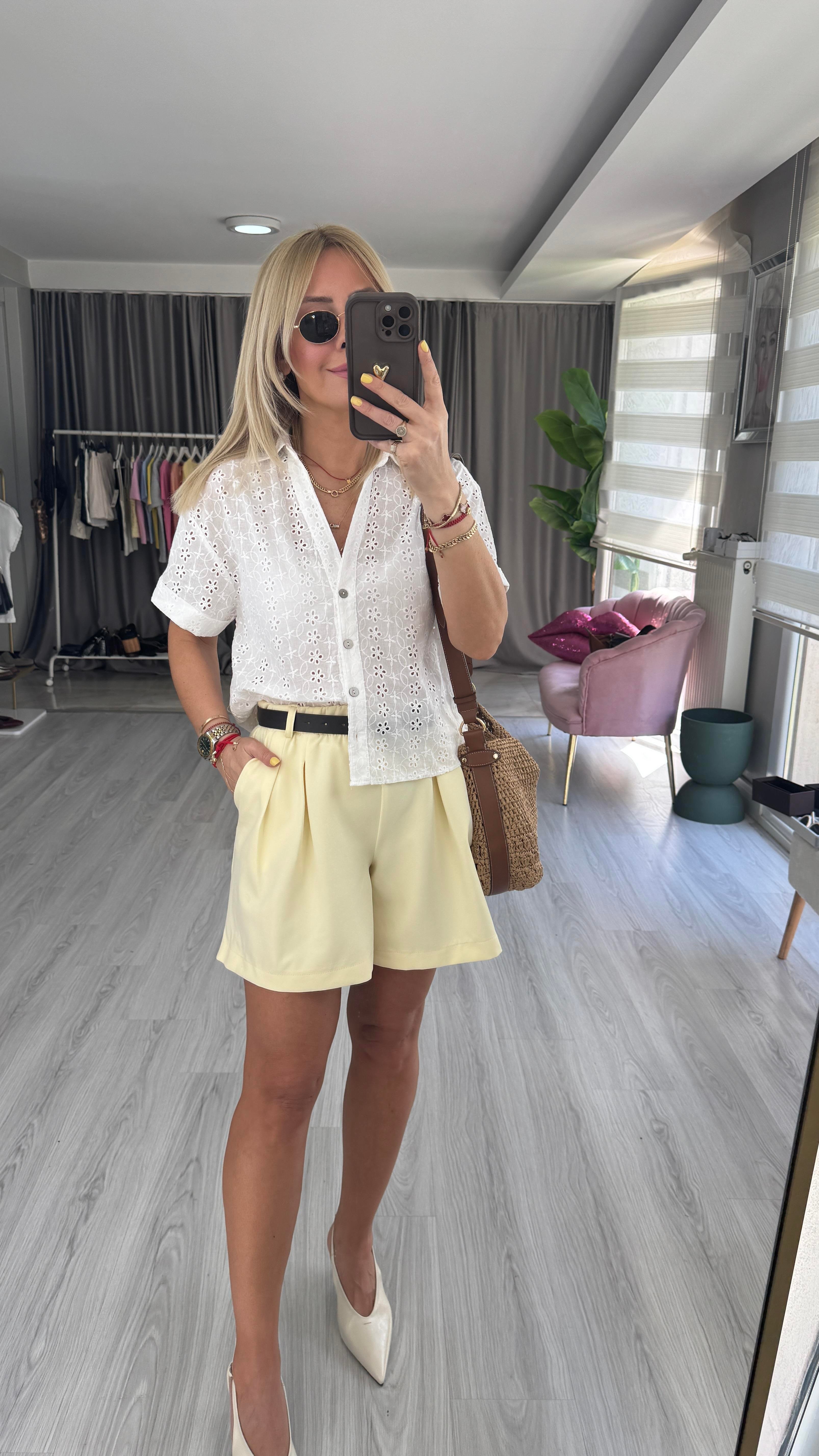 Kemerli Şehir Boy Sarı Şort