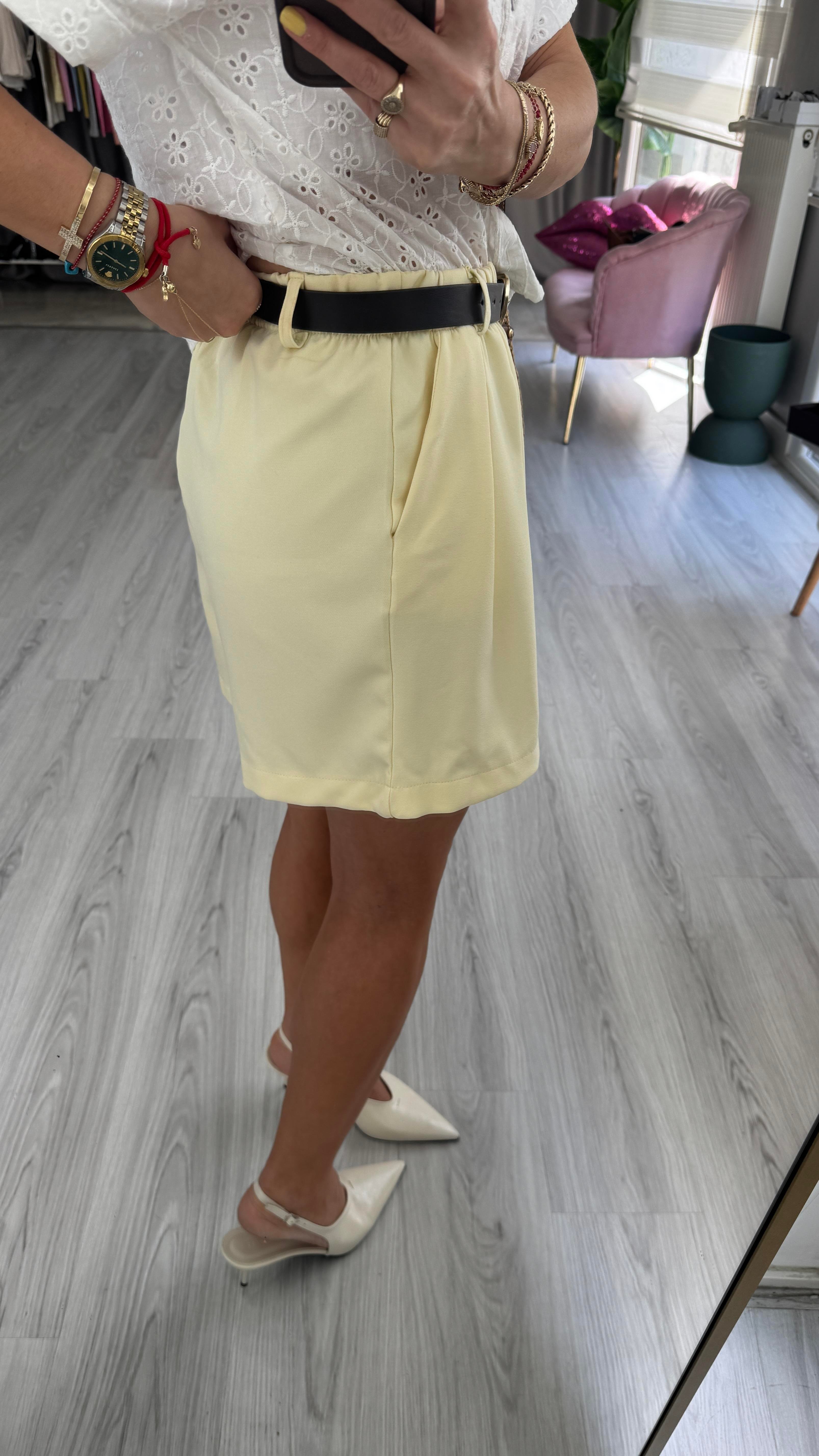 Kemerli Şehir Boy Sarı Şort