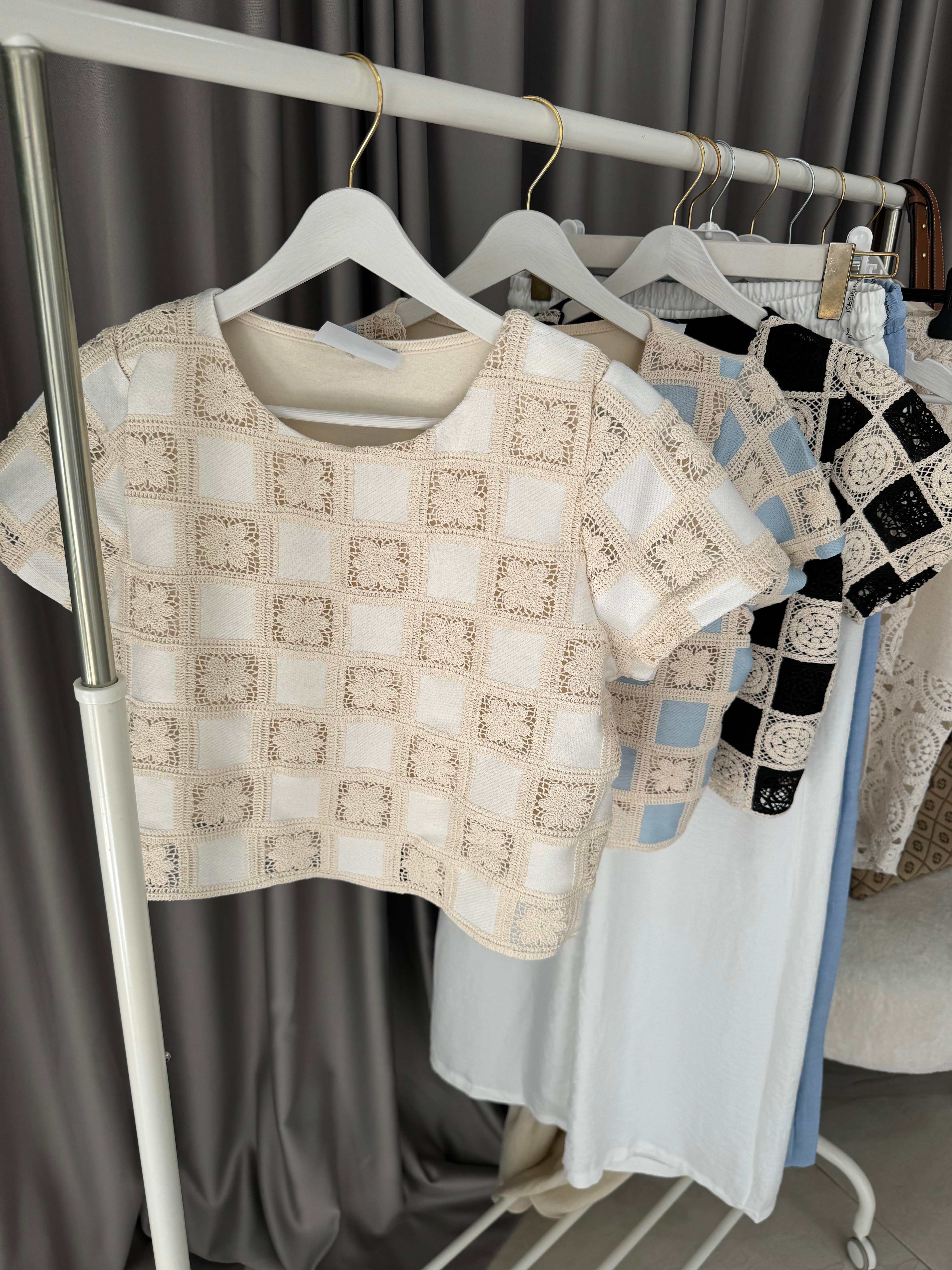 NAKIŞ İŞLEMELİ EKRU BLUZ