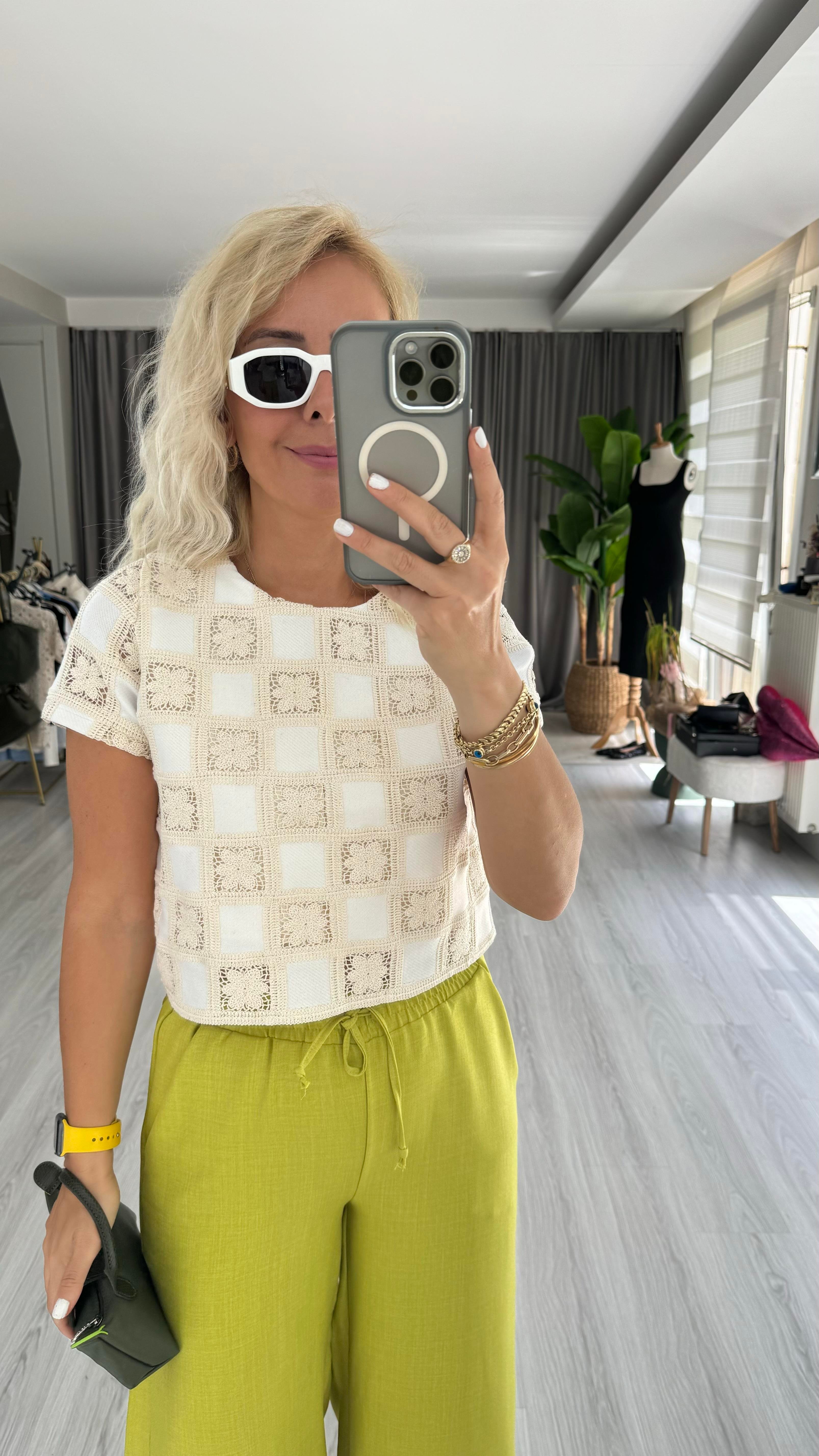 NAKIŞ İŞLEMELİ EKRU BLUZ