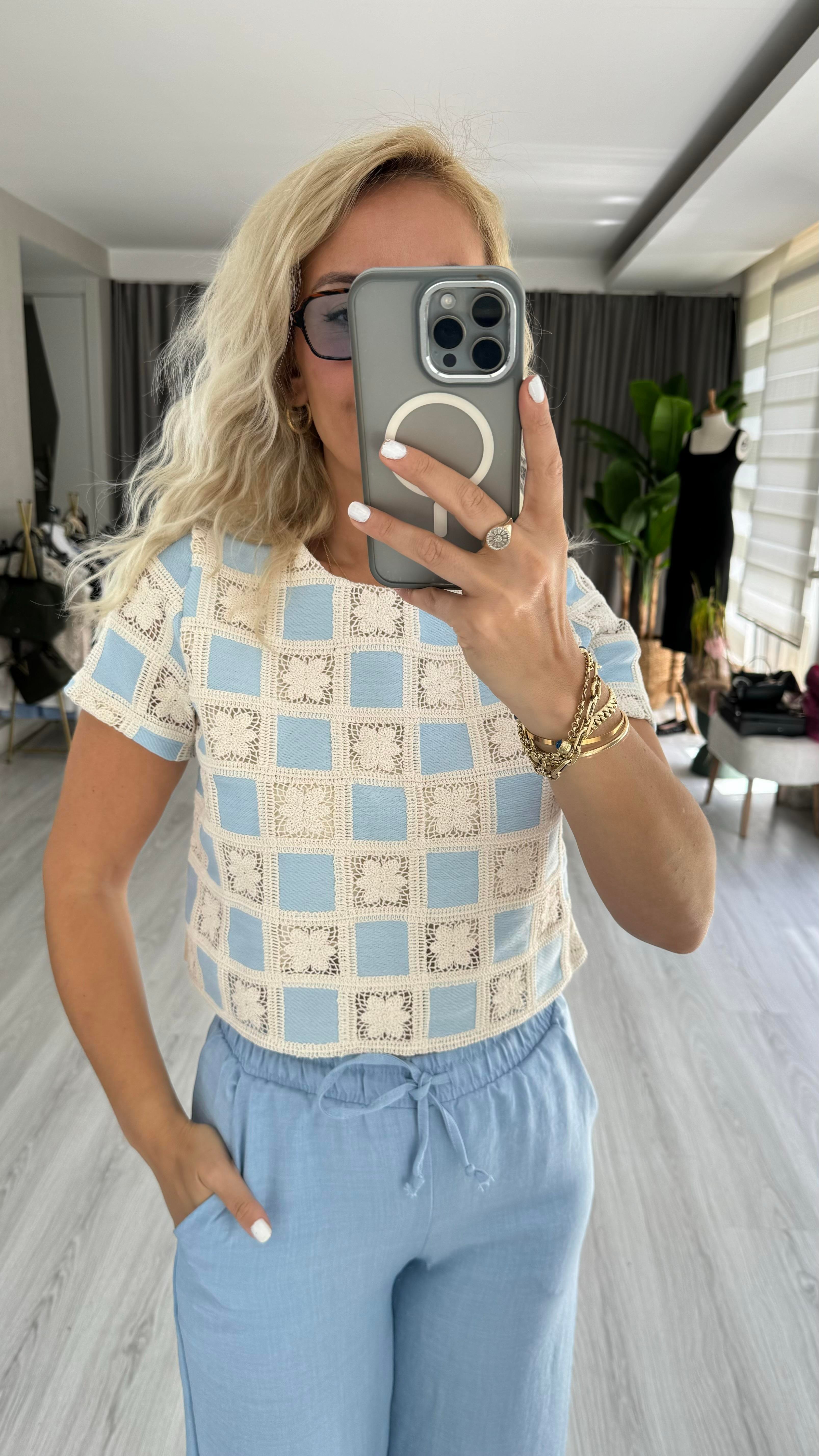 NAKIŞ İŞLEMELİ EKRU MAVİ BLUZ