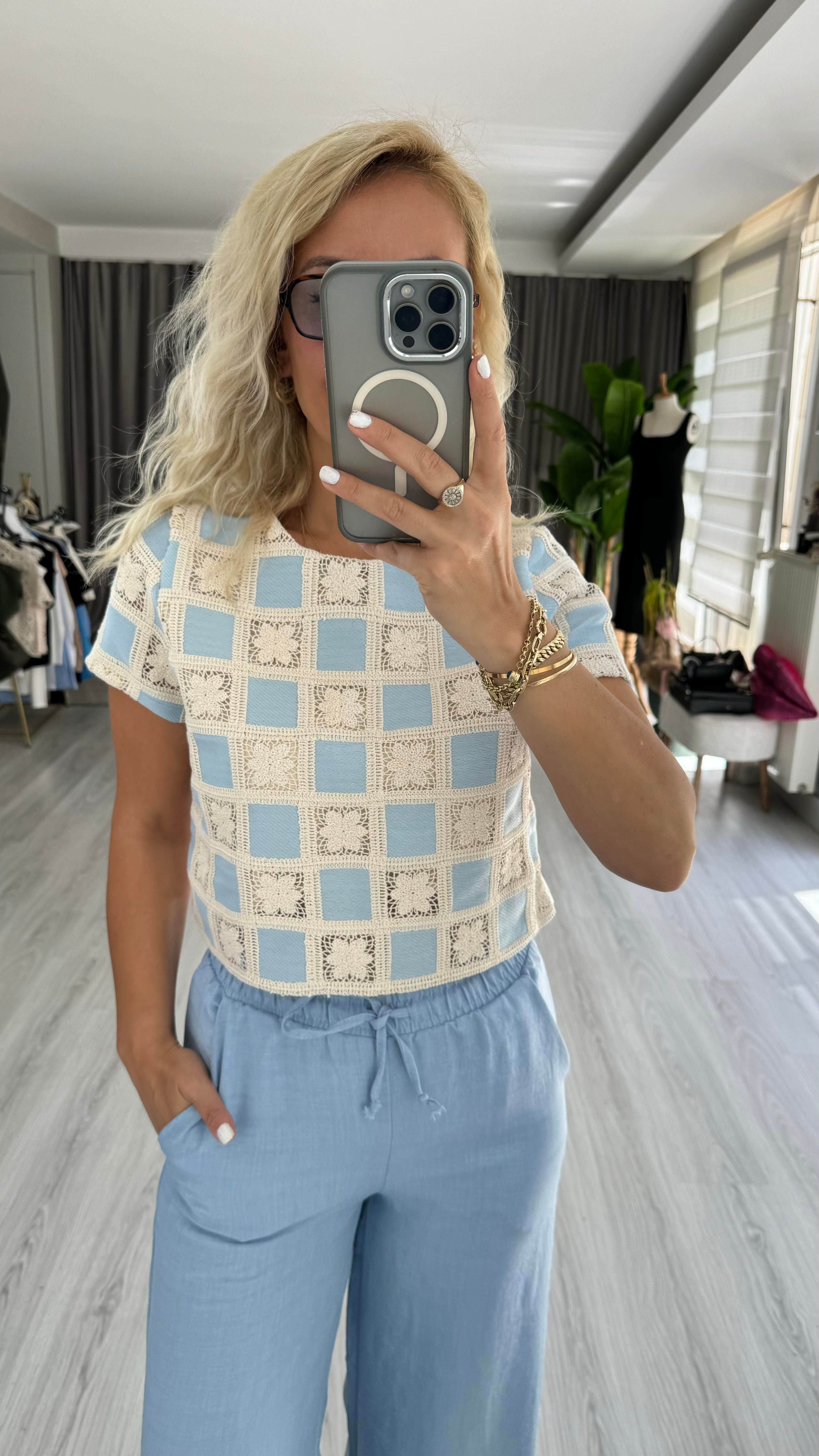 NAKIŞ İŞLEMELİ EKRU MAVİ BLUZ