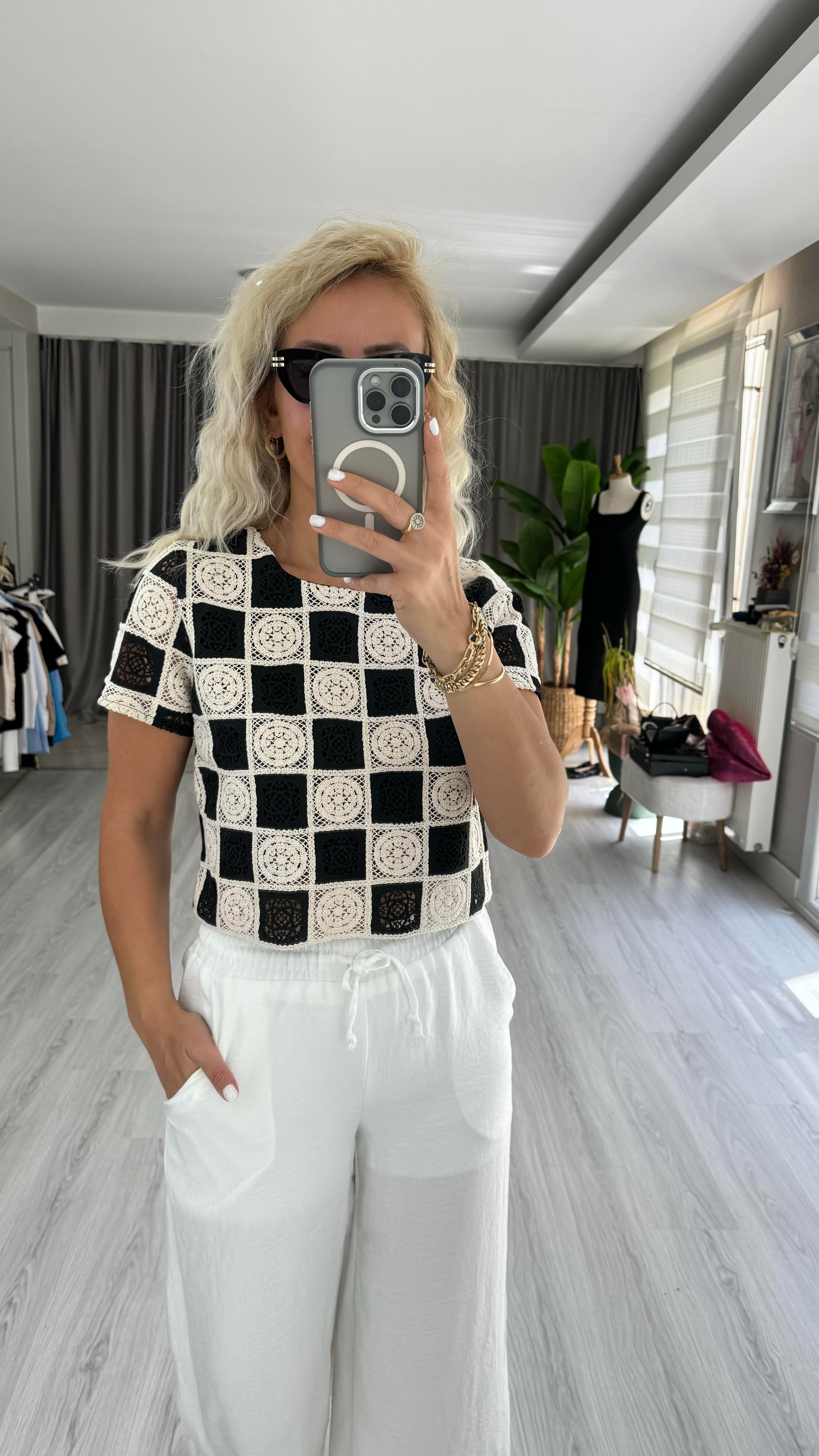 NAKIŞ İŞLEMELİ EKRU SİYAH BLUZ