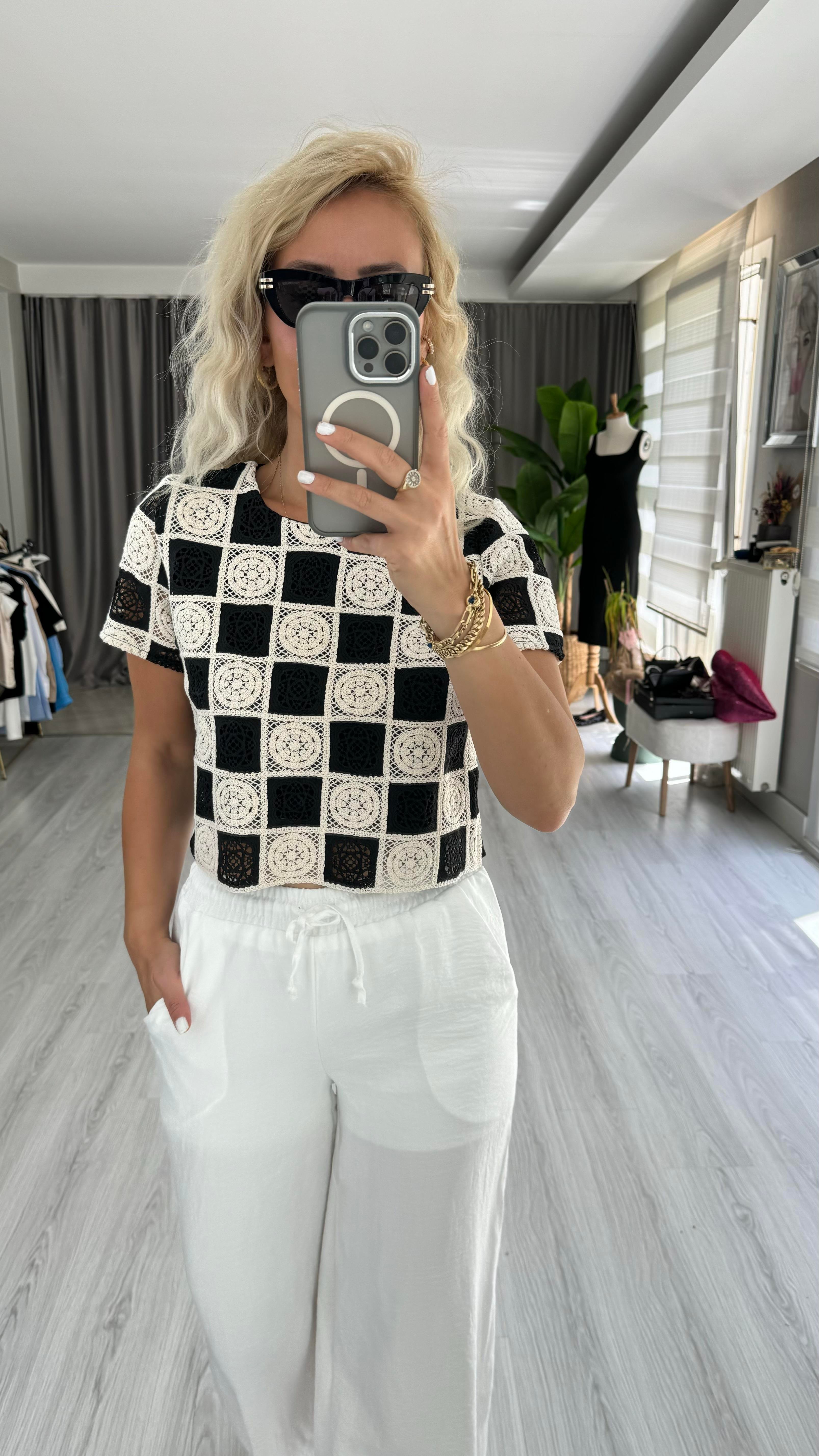 NAKIŞ İŞLEMELİ EKRU SİYAH BLUZ