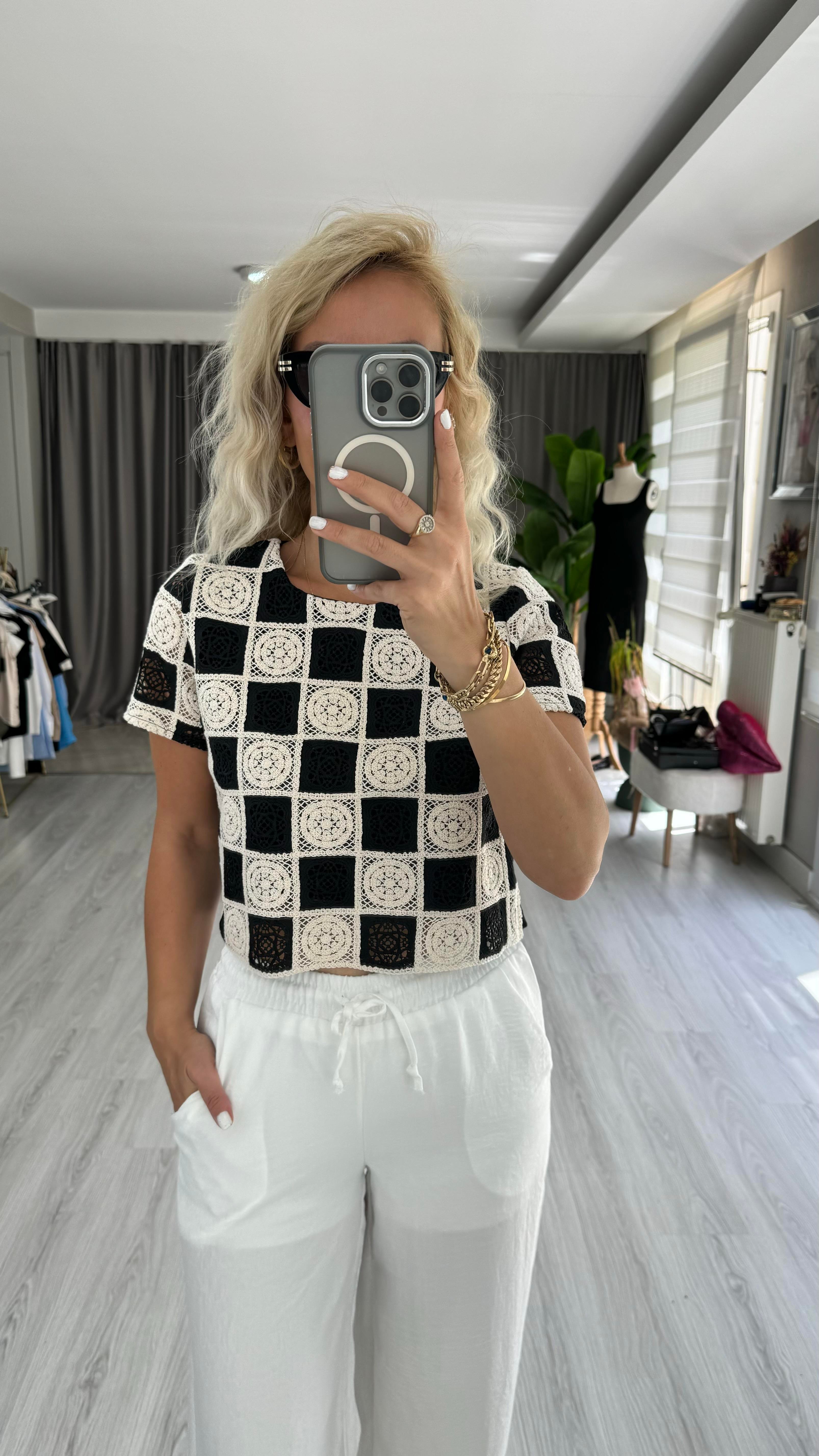 NAKIŞ İŞLEMELİ EKRU SİYAH BLUZ